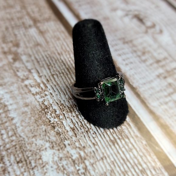 Womens Ring Size 8.5 - Picture 4 of 6